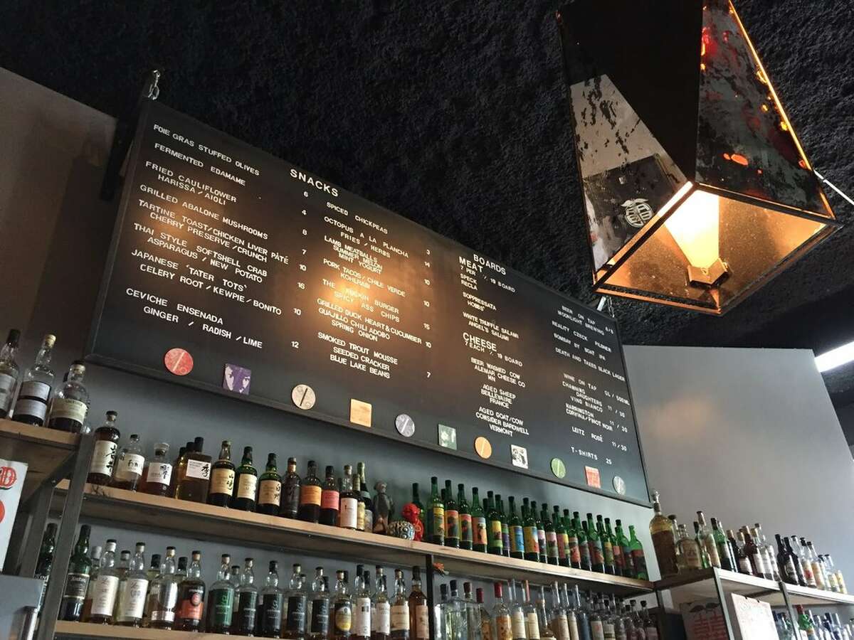 El extenso menú de cócteles en ABV de San Francisco está clasificado por tipo de licor. Está ubicado en la calle 16 en el Distrito de la Misión.