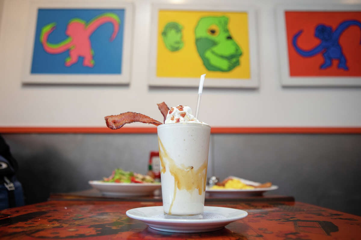 El batido de tocino, un batido de tocino y caramelo de sal marina, en Rudy's Can't Fail Cafe en Emeryville, California, el 4 de noviembre de 2022.