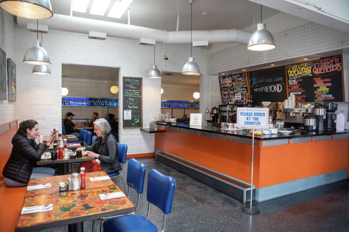Los clientes comen en Rudy's Can't Fail Cafe en Emeryville, California, el 4 de noviembre de 2022.