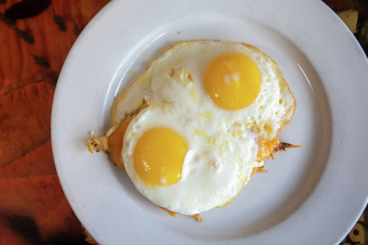 Your Private Eyedaho, croquetas de patata cubiertas con queso cheddar derretido, cubiertas con dos huevos con el lado soleado hacia arriba, es uno de los productos especiales para el desayuno en Rudy's Can't Fail Cafe en Emeryville, California, el 4 de noviembre de 2022.