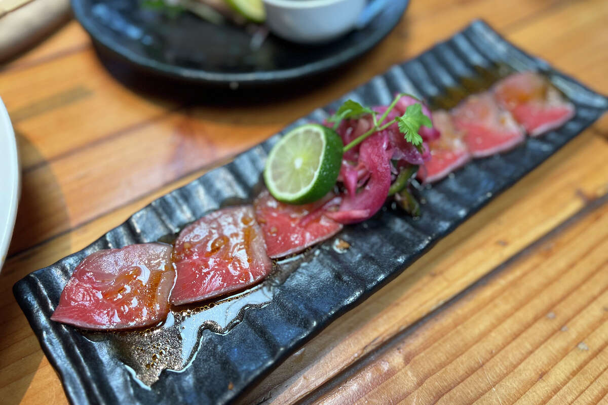 Hamachi toro tataki en Kemuri Japanese Barú en Redwood City.