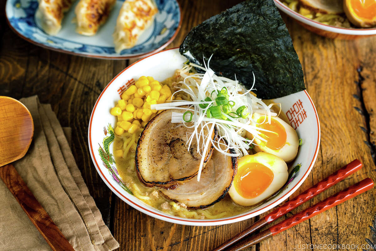 Miso ramen es una de las muchas recetas disponibles en Just One Cookbook.