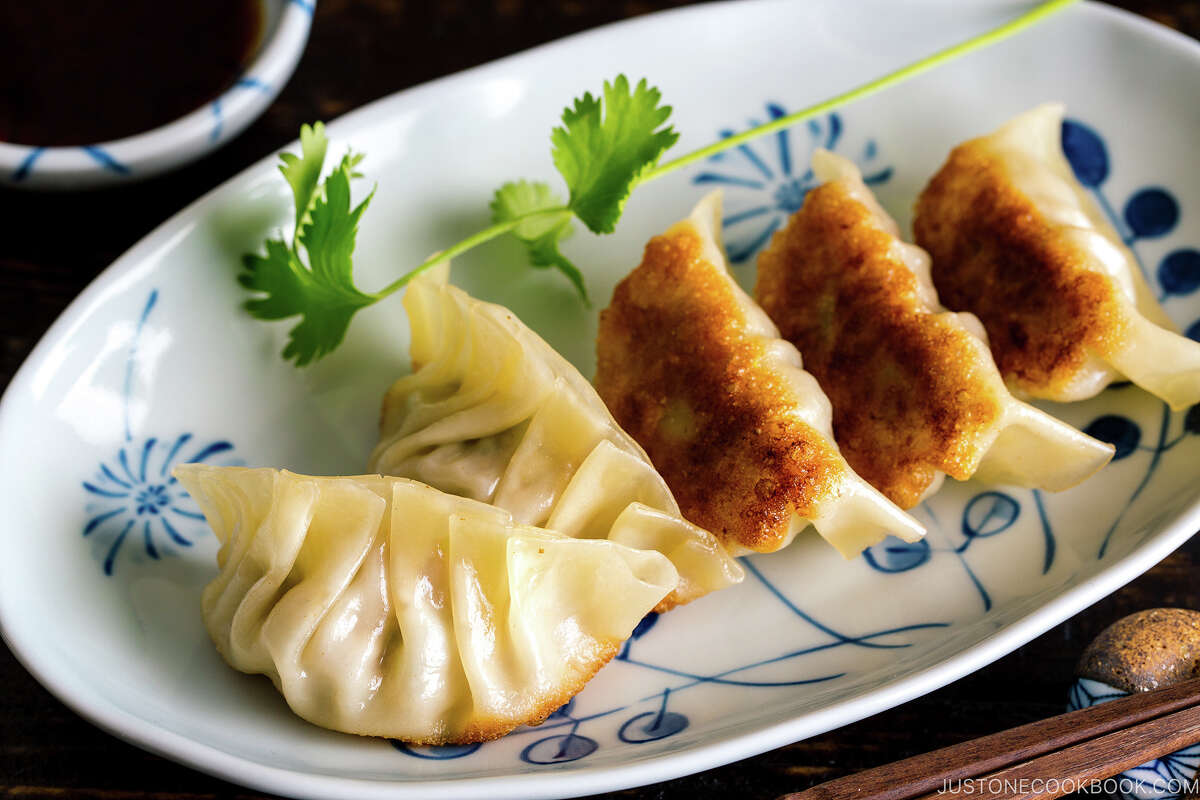 Una de las recetas más populares en Just One Cookbook es gyoza, o potstickers japoneses. 