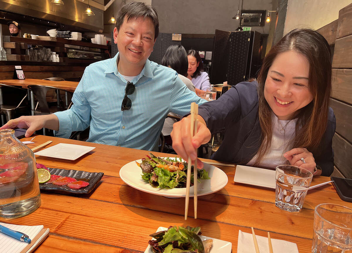 Shen Chen (izquierda) y Nami Chen (derecha) disfrutan de un almuerzo en Kemuri Japanese Barú en Redwood City.