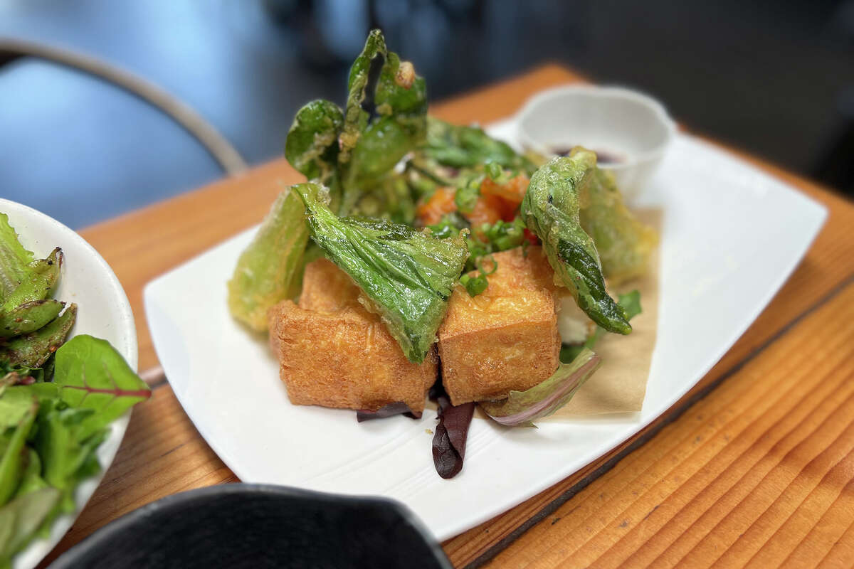 Tempura de tofu y vegetales en Kemuri Japanese Barú en Redwood City.