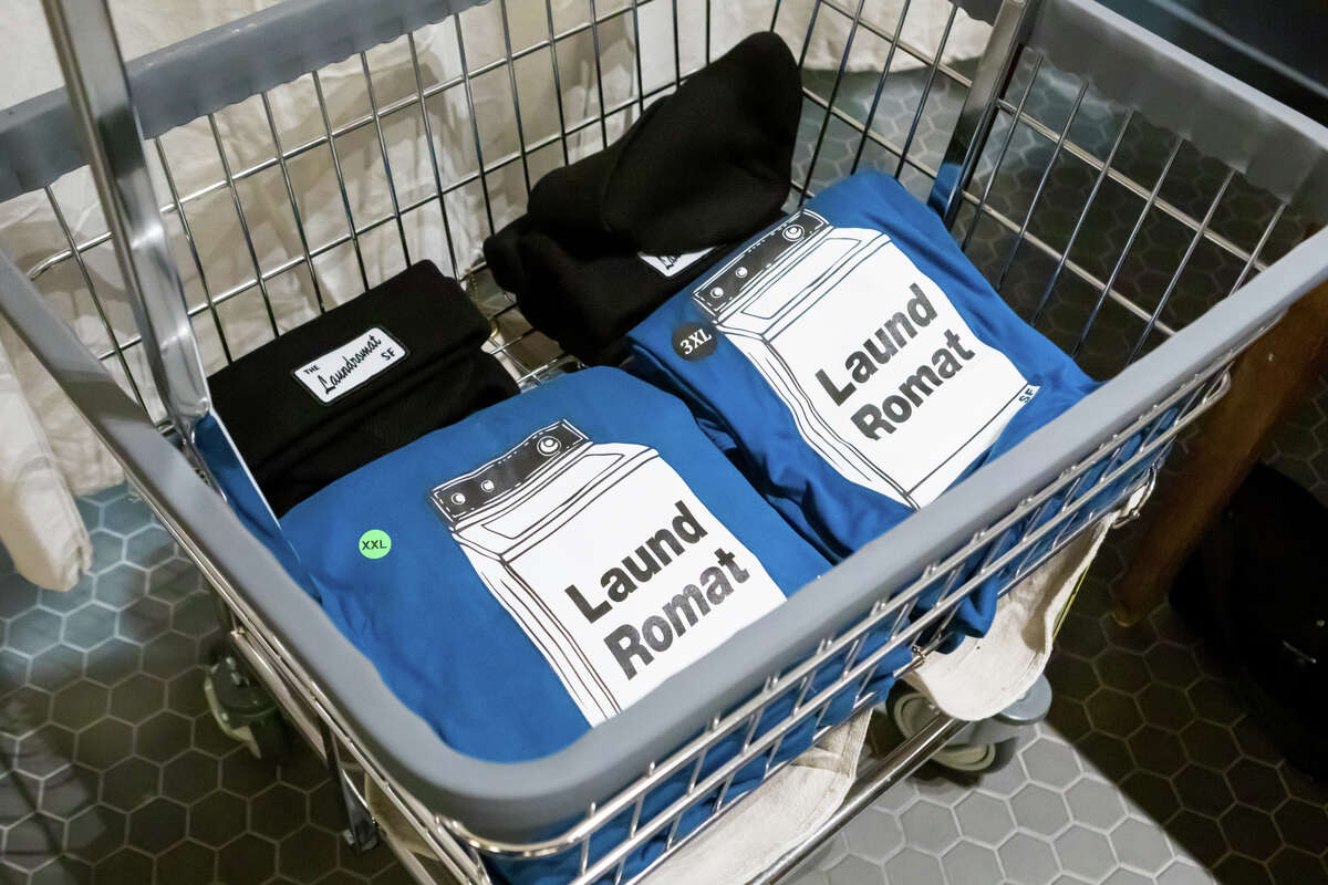 Camisetas de marca y un automóvil de lavandería se sientan dentro de la apertura suave de The Laundromat SF en el distrito de Richmond de San Francisco, California, el 9 de noviembre de 2022.