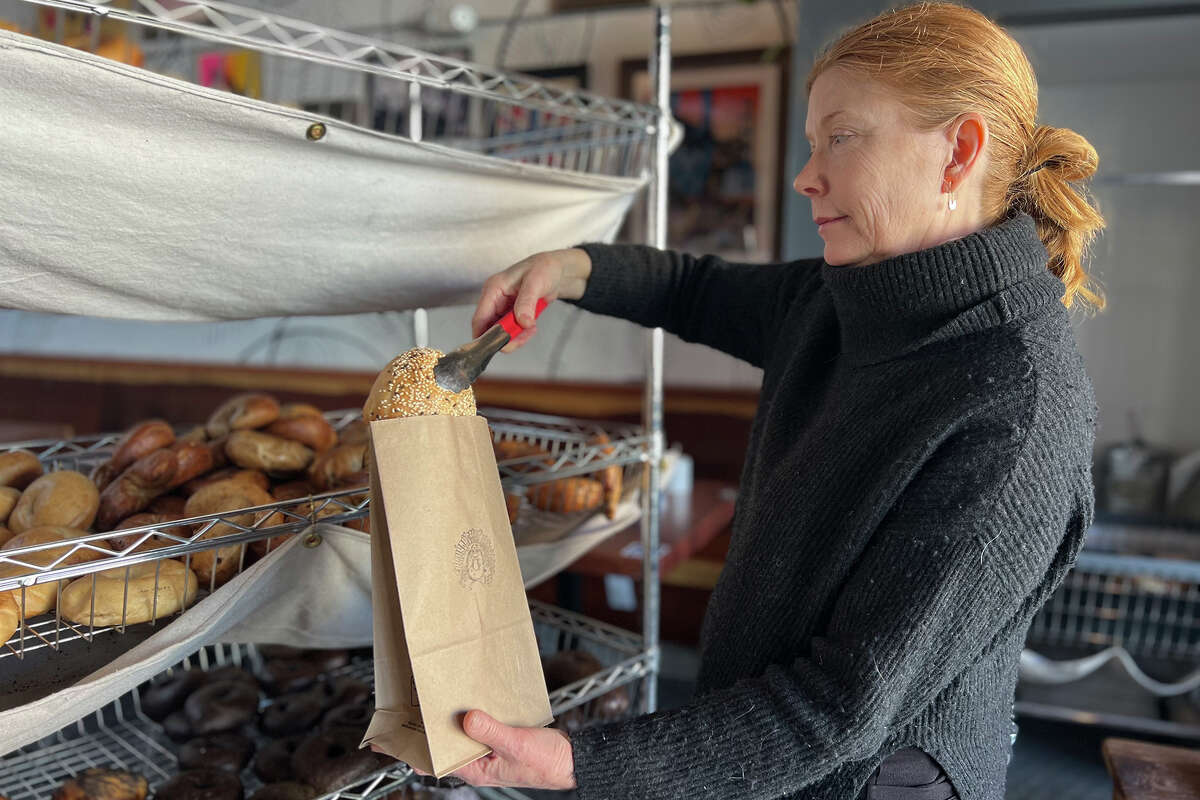 Jaimi Holker empaqueta bagels en la lavandería de San Francisco el jueves 10 de noviembre de 2022. 