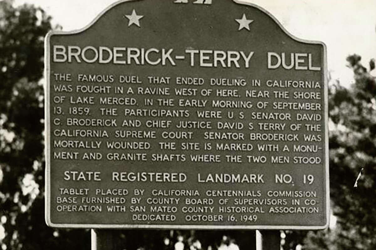 Placa en el lago Merced que conmemora el duelo de 1859 entre el senador estadounidense David C. Broderick y el juez de la Corte Suprema de California David S. Terry.