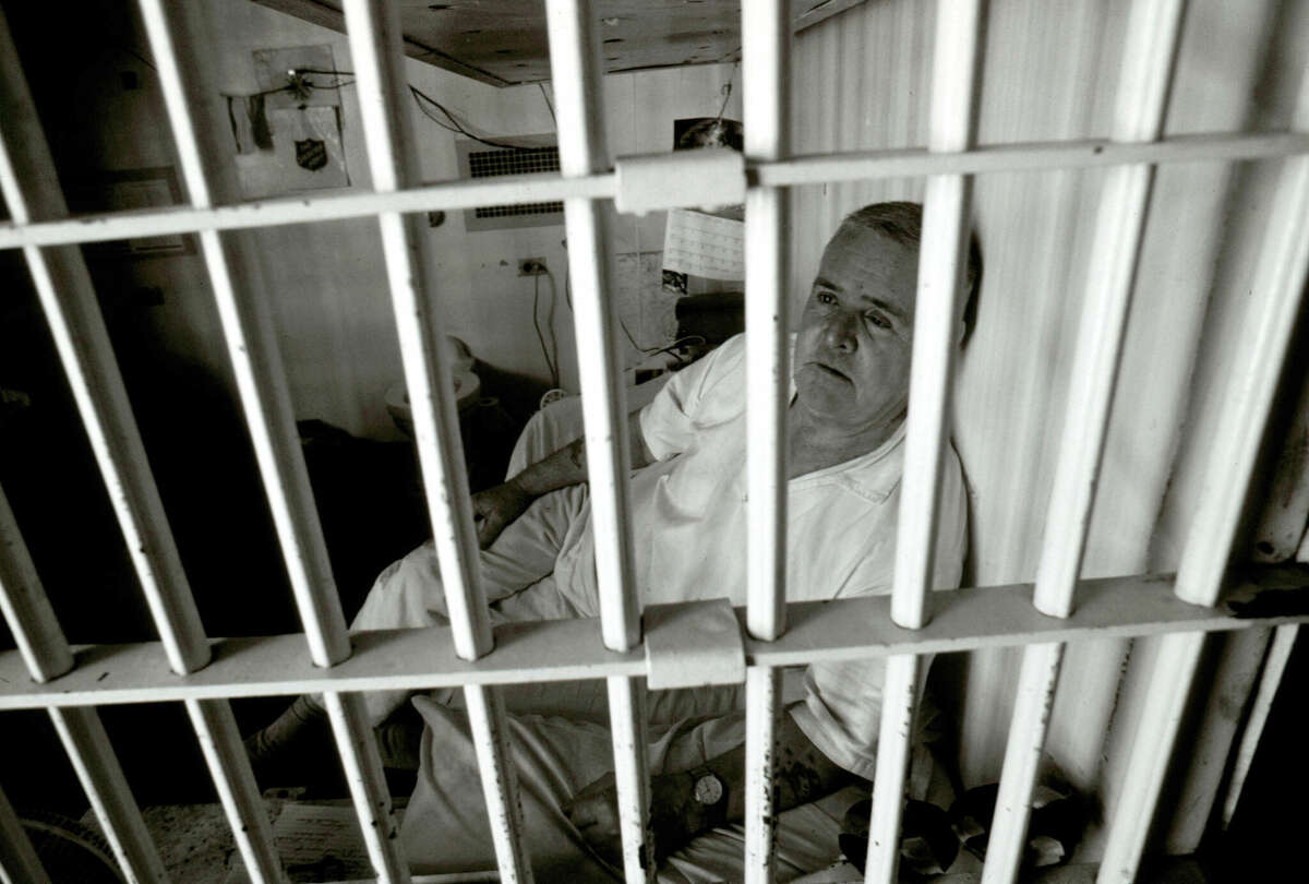 El recluso del corredor de la muerte de Texas, Henry Lee Lucas, quien ha confesado 600 asesinatos, se sienta en su celda el 20 de abril de 1997 en la Unidad Ellis en Huntsville, Texas. (Foto por Per-Anders Pettersson/Enlace)