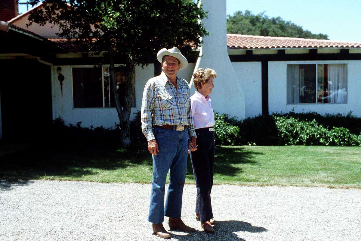 1980 Ronald Reagan con su esposa Nancy en su rancho de Santa Bárbara llamado Rancho del cielo