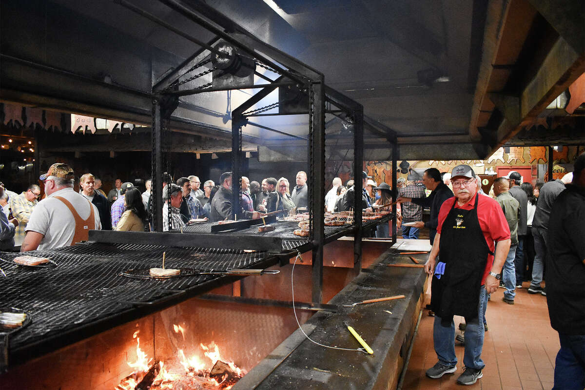 Un pitmaster de Santa Maria Elks Lodge observa la parrilla en "Cook Your Own" el viernes. 