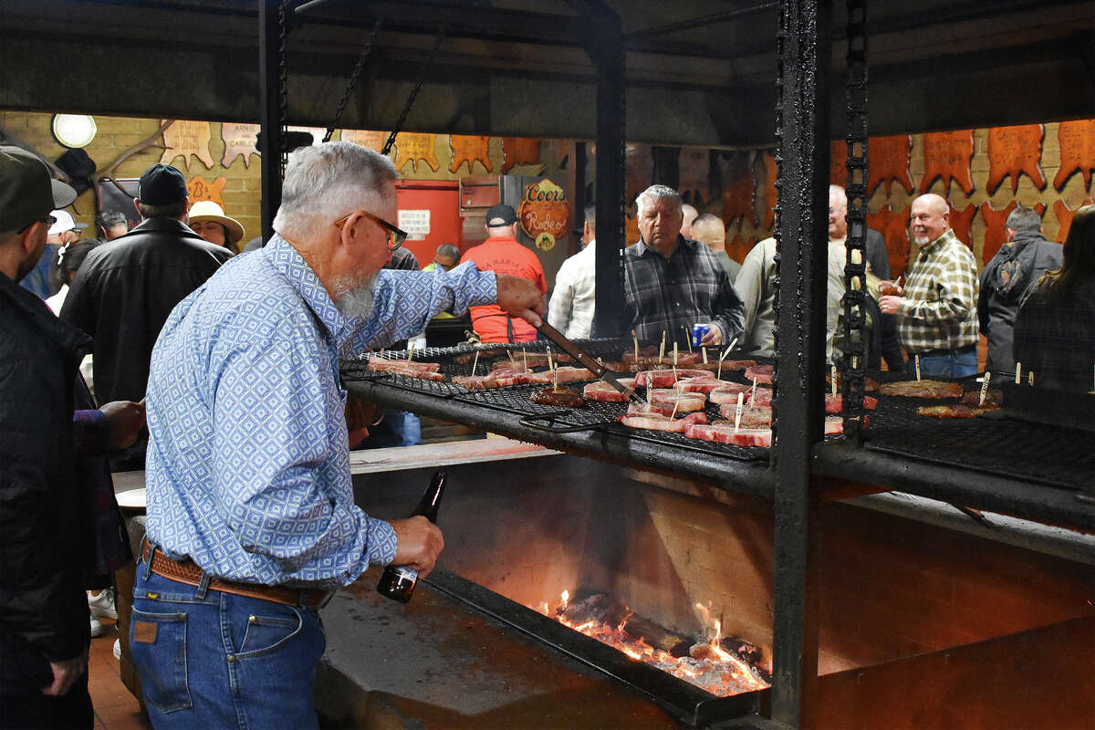 Asar a la parrilla en la barbacoa gigante estilo Santa María es un asunto serio en los viernes "Cook Your Own" en el Santa Maria Elks Lodge. 