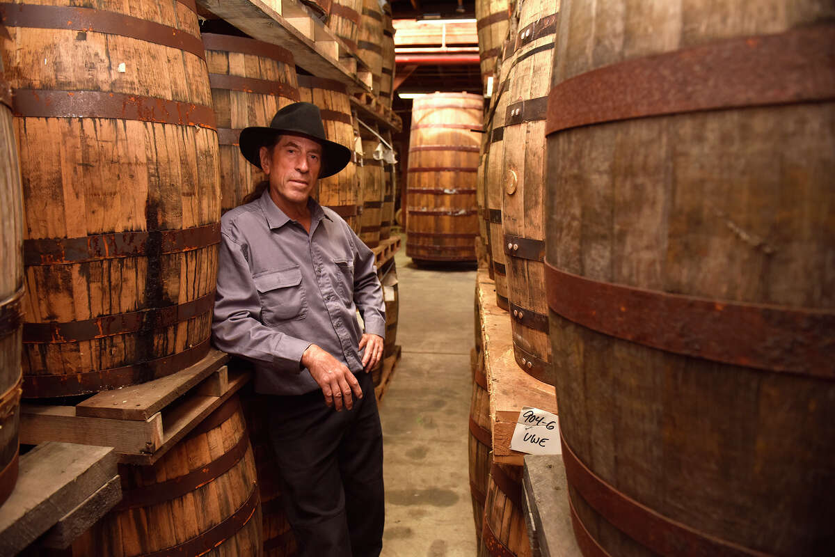 Monty Paulsen, maestro destilador de Gold Bar Whiskey, fotografiado dentro de la destilería de la compañía en Treasure Island, el jueves 20 de octubre de 2022. 