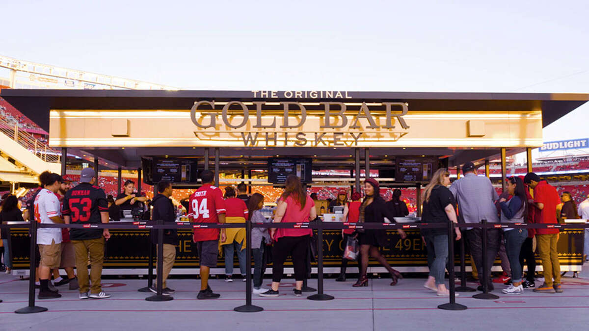 The Gold Bar Whiskey Bar en el vestíbulo principal del Levi's Stadium.