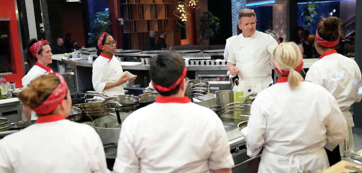 El chef Gordon Ramsay con los concursantes del programa de televisión 
