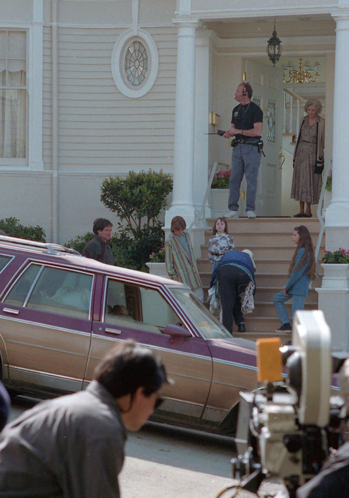 Los equipos de filmación filman una escena para la película "Mrs. Doubtfire" en la década de 1990.