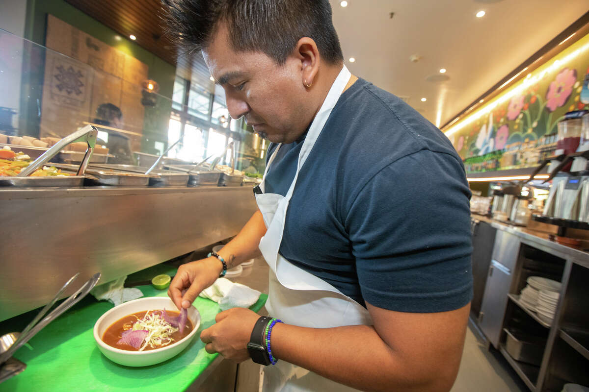 El chef nopalito Gonzalo Guzmán prepara su plato de pozole, el 15 de noviembre de 2022. 