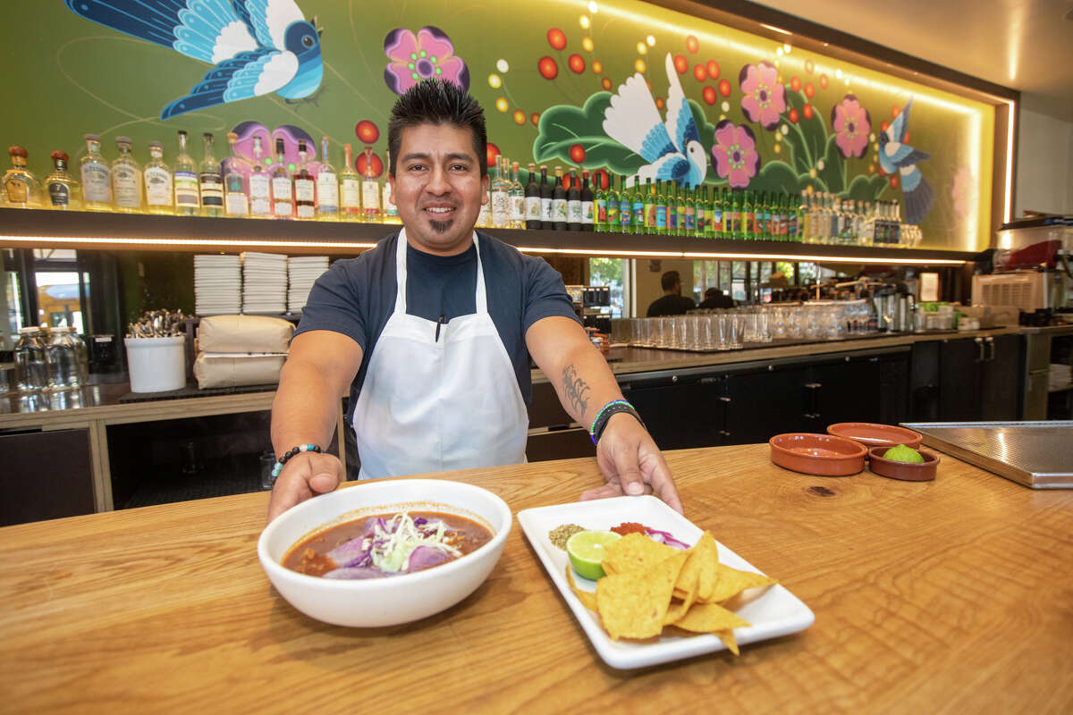 El chef y propietario de Nopalito, Gonzalo Guzmán, aparece dentro de su restaurante mexicano en 306 Broderick St. en San Francisco. El restaurante elabora pozole rojo clásico con tiernos trozos de cerdo. 