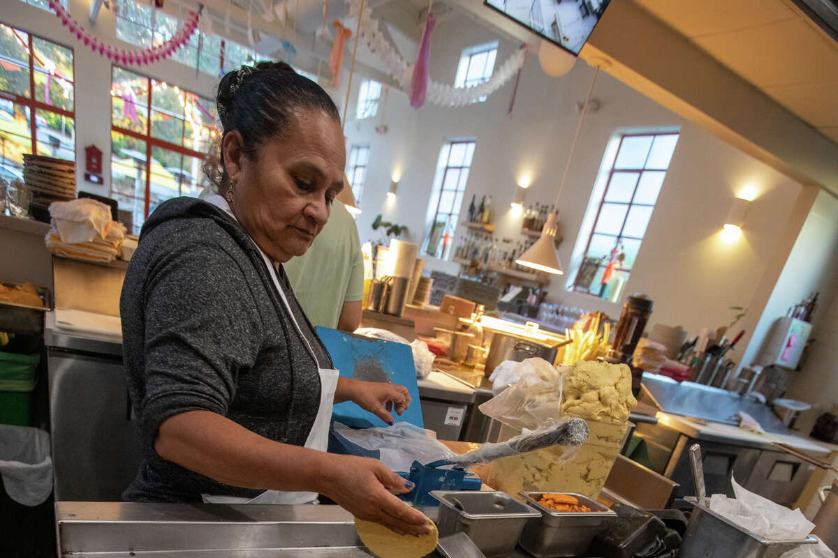 Panfila Soltera, miembro del personal de cocina, hace tortillas en Bombera en Oakland, el lunes 14 de noviembre de 2022. 