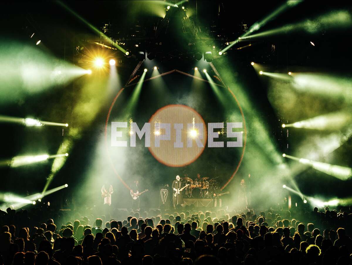 The Smashing Pumpkins interpretan "Empires" de su último álbum "ATUM" que fue lanzado parcialmente el día del espectáculo. 