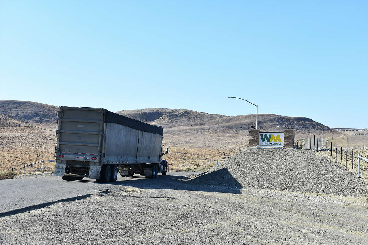 La instalación de residuos peligrosos de Kettleman Hills de Waste Management está cerca del popular Kettleman City In-N-Out a lo largo de la carretera interestatal 5. 