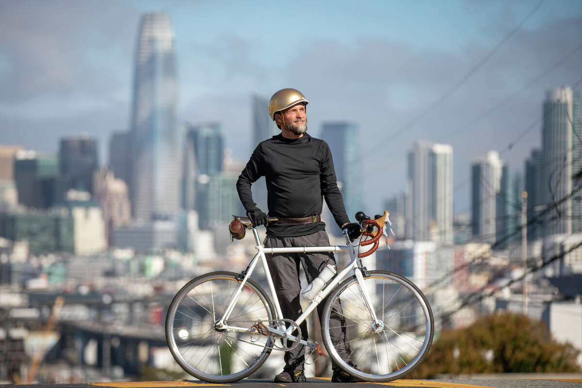 El artista de GPS Jakub Mosur posa con su bicicleta de piñón fijo en Potrero Hill en San Francisco, California, el 25 de octubre de 2022.