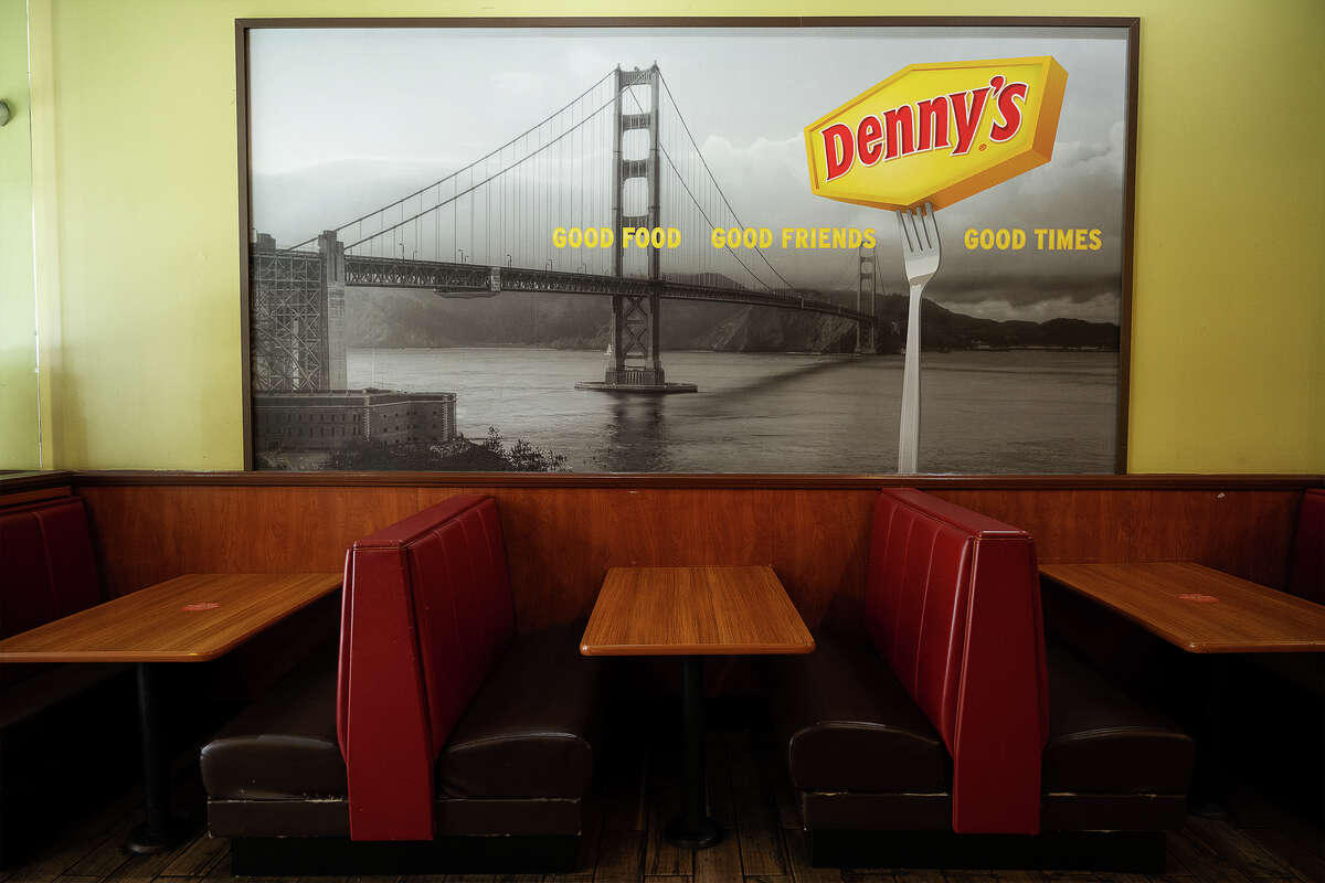 Foto del interior de Denny's en Mission Street en San Francisco el 15 de noviembre de 2022.