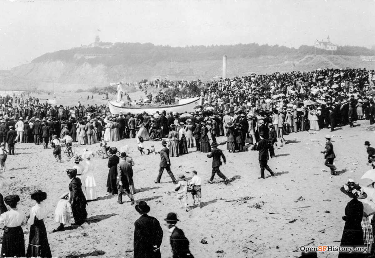 Una multitud observa ejercicios de salvamento en Ocean Beach alrededor de 1910.