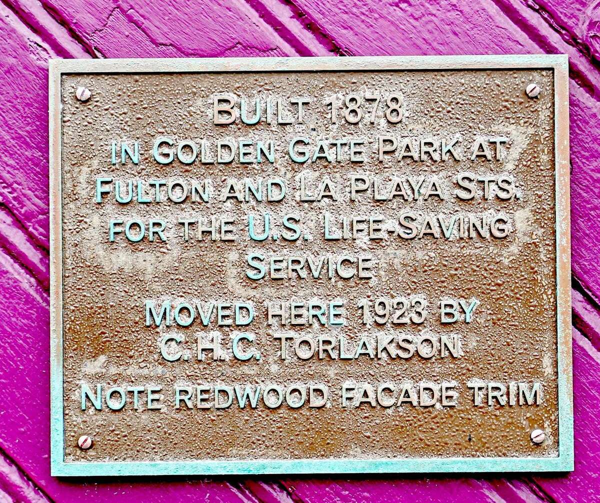 Una placa al costado de la casa en 806 47th Ave. conmemora su importancia histórica en San Francisco. 