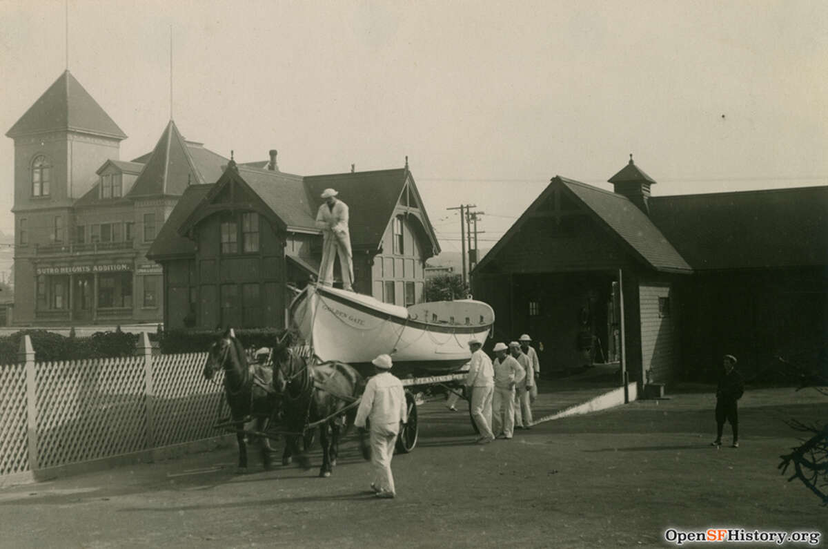Los miembros de la tripulación del servicio de salvamento maniobran un bote de rescate en un carruaje tirado por caballos alrededor de 1900. Estos botes de surf se lanzaban al agua para salvar barcos en peligro.