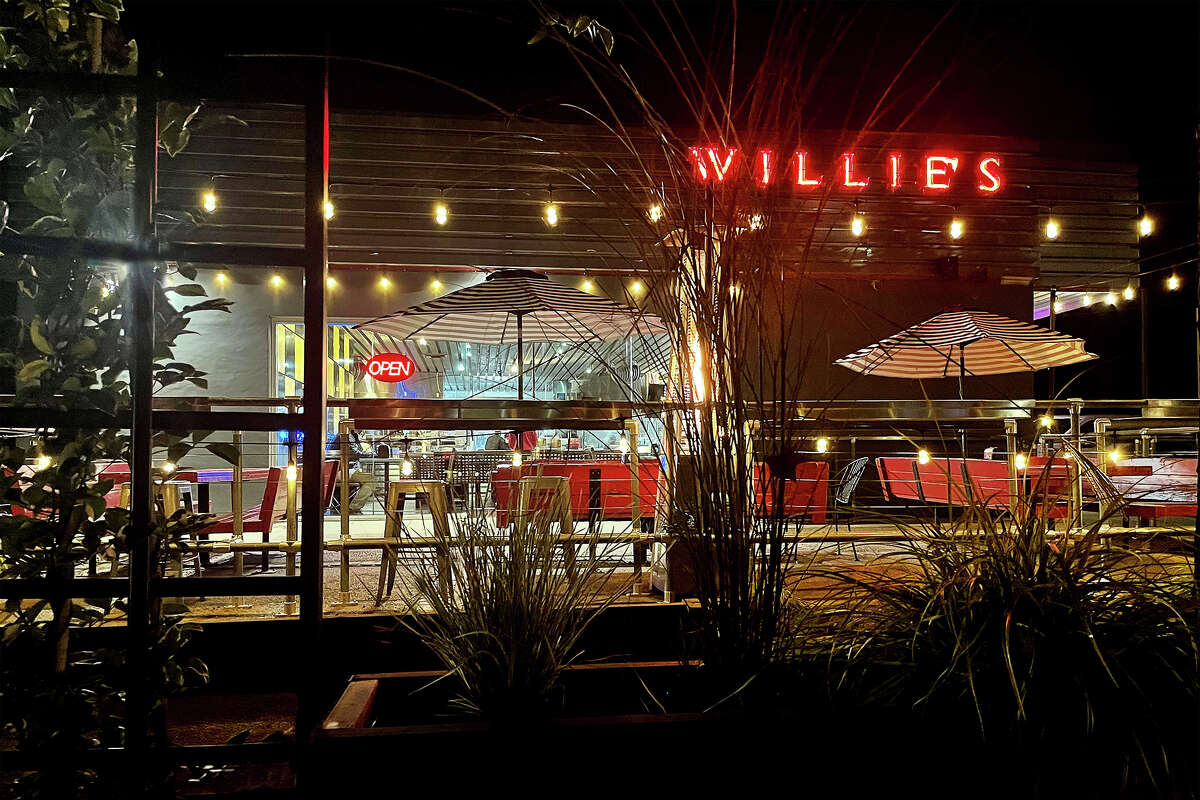 Fotografía exterior de Willie's Burgers ubicada en 5050 Arden Way en Carmichael, California.