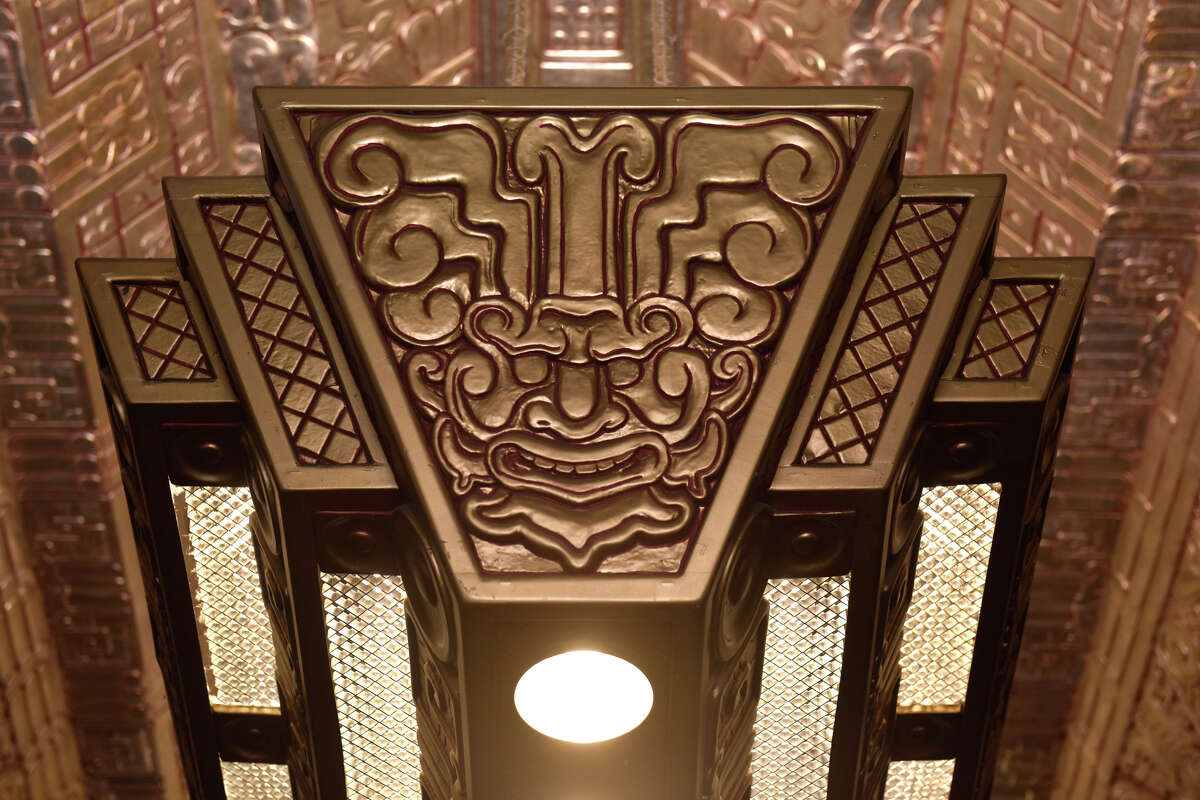 Una de las lámparas decorativas dentro del vestíbulo de 450 Sutter St. que cuenta con un intrincado diseño de inspiración maya. 