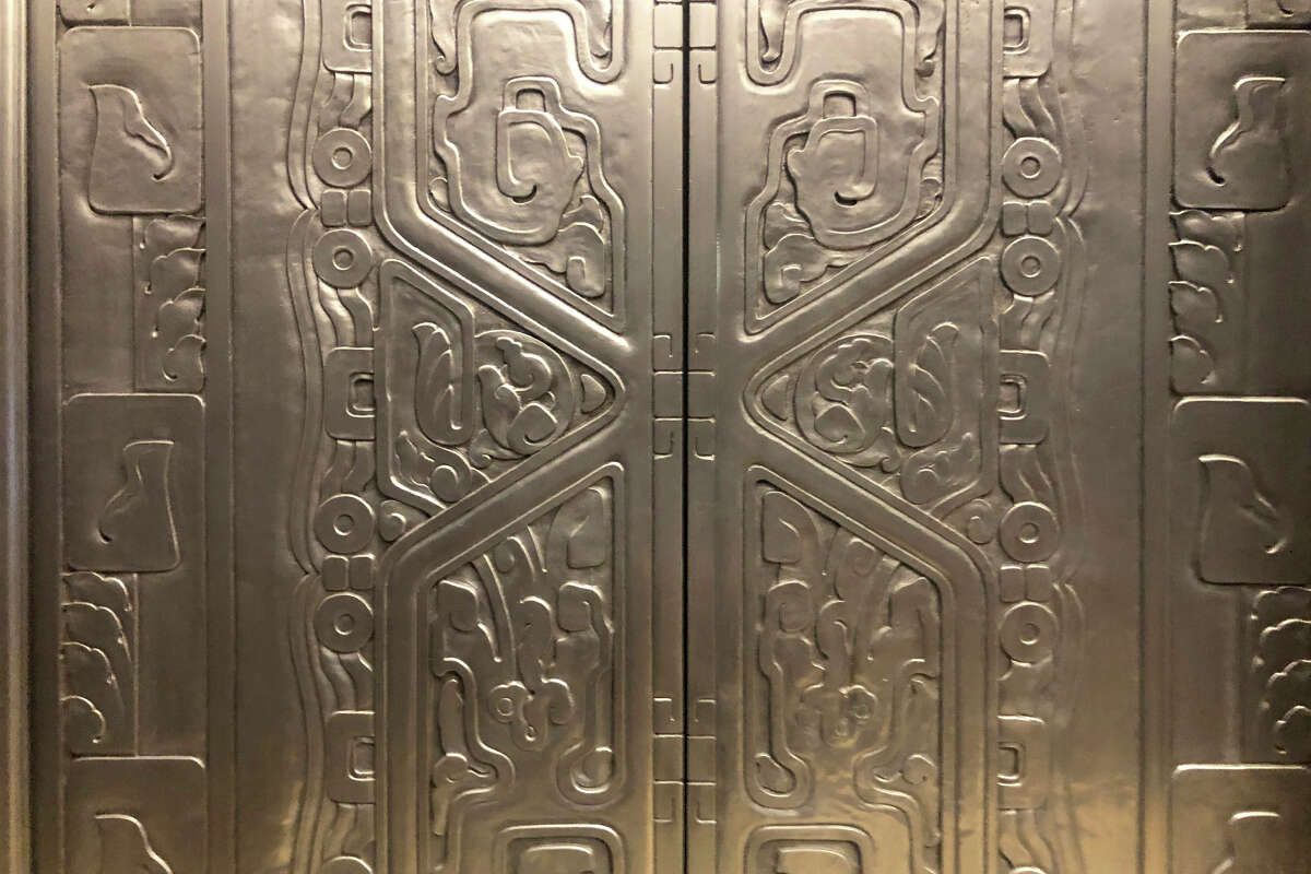 Una vista detallada de la puerta de un ascensor ornamentada dentro del vestíbulo de 450 Sutter St. en el centro de San Francisco.