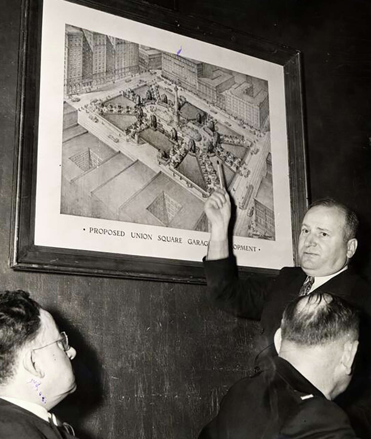 Timothy Pflueger, arriba a la derecha, explicando los planes para el estacionamiento propuesto en Union Square, 12 de diciembre de 1940.