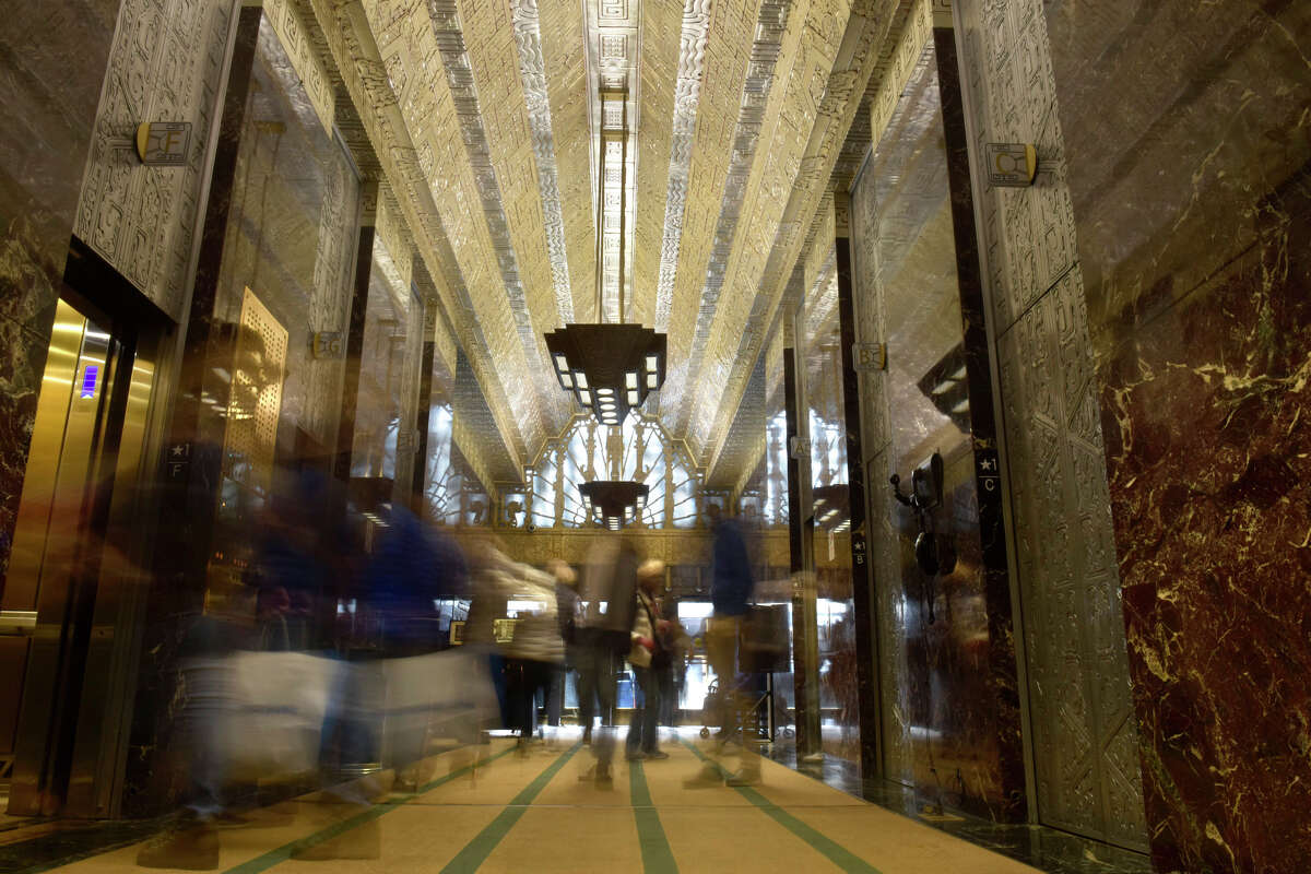 La gente entra y sale de los numerosos ascensores dentro del vestíbulo de 450 Sutter St., el martes 22 de noviembre de 2022. 