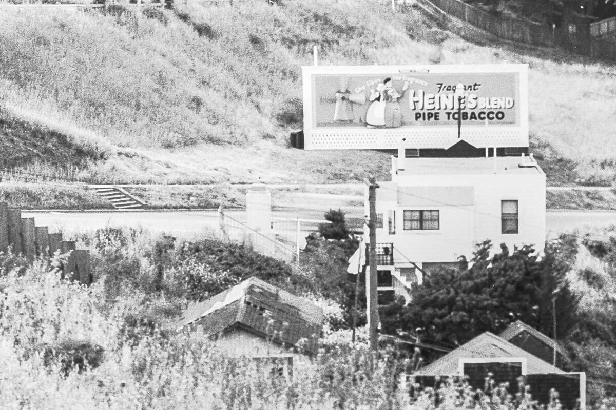 Este primer plano de una foto de 1937 muestra el monumento al despecho de Martin Hanson junto a su antigua casa en Twin Peaks.