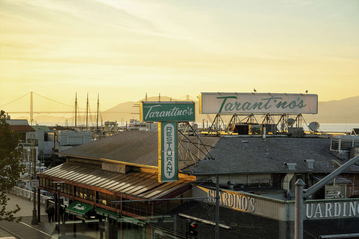 La vista del restaurante Tarantino's y el puente Golden Gate desde Applebee's en Fisherman's Wharf en San Francisco.