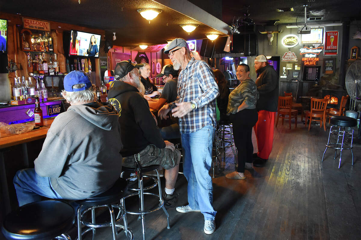 Los clientes del Elkhorn Bar en San Miguel se congregan una tarde de fin de semana. 