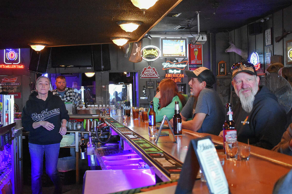 Los clientes del Elkhorn Bar en San Miguel se ponen al día un sábado por la tarde de otoño.