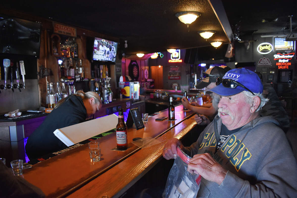 Un cliente cuenta historias del Lejano Oeste dentro del Elkhorn Bar, que ha anclado el centro de San Miguel, California, durante casi 170 años. 