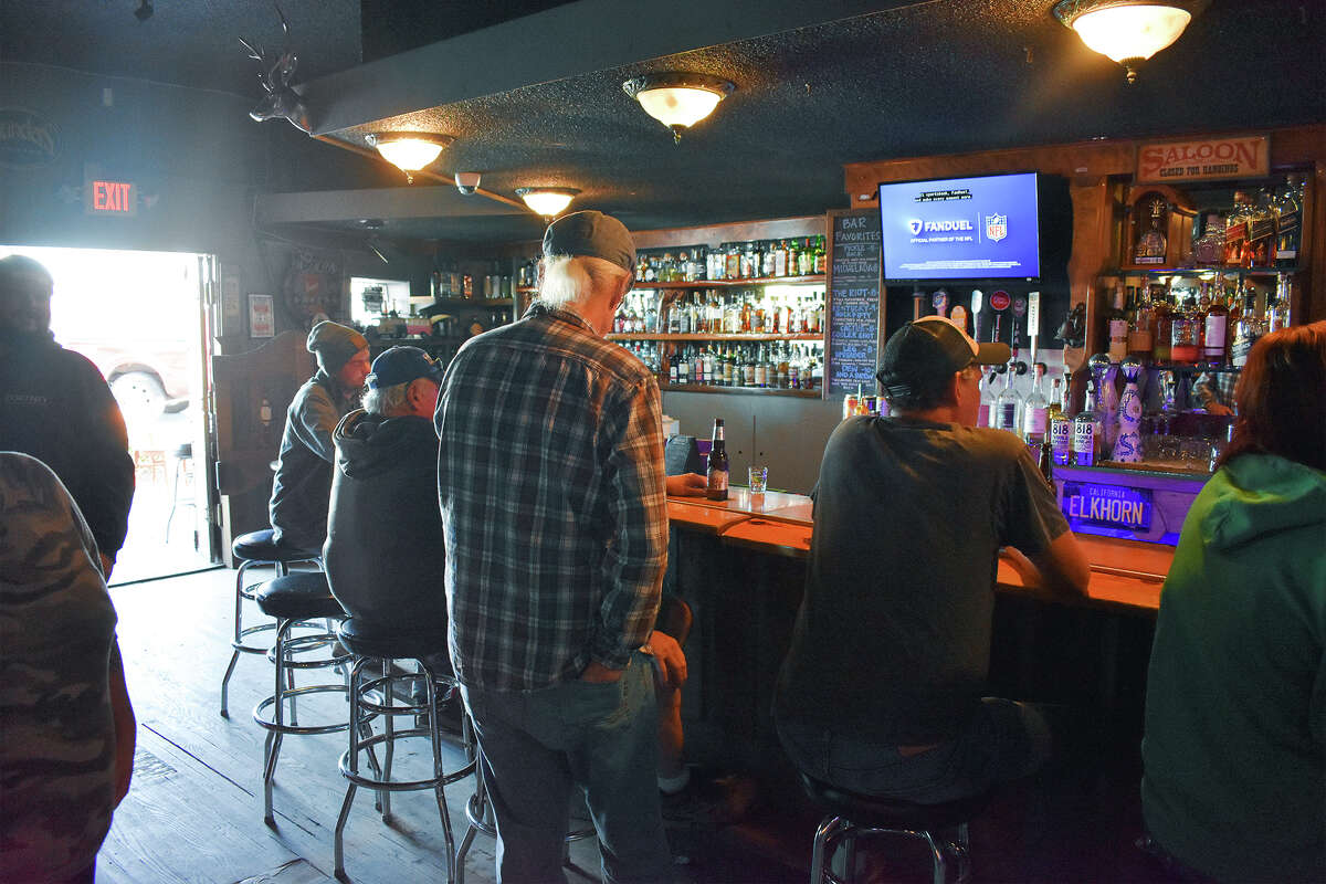 Un grupo muy unido de lugareños de San Miguel se congrega en el Elkhorn Bar en San Miguel, famoso por ser el segundo más antiguo de California y por ser el anfitrión del notorio forajido Jesse James. 