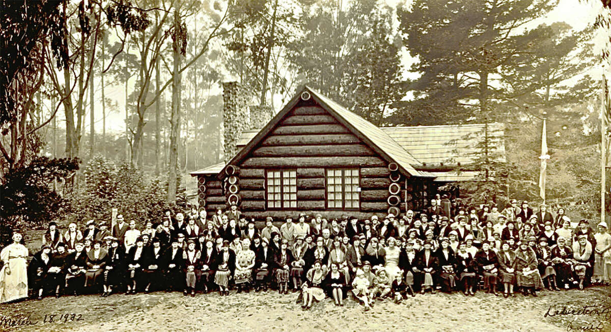 Foto de grupo de la Asociación de Mujeres Pioneras de California durante la inauguración de una adición a Pioneer Log Cabin en el Golden Gate Park, con la asistencia del gobernador de California, James Rolph, y el alcalde de San Francisco, Angelo Rossi, el 18 de marzo de 1932.