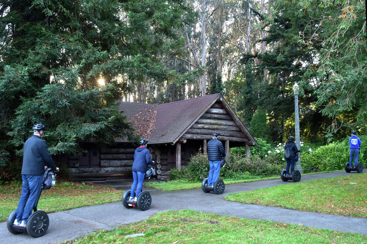 Un grupo de turistas en scooters Segway pasa por Pioneer Log Cabin en el Golden Gate Park, el jueves 10 de noviembre de 2022. 