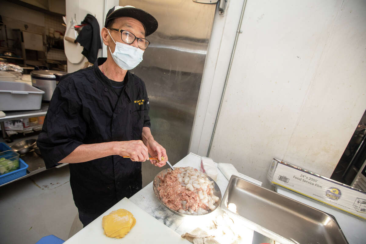 El chef Fung prepara wontons frescos de cerdo y camarones en The Night Market en el sur de San Francisco, California, el 10 de noviembre de 2022.