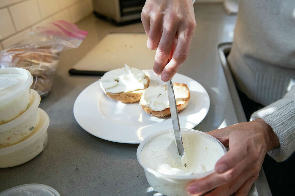 Mientras Drew espera en una habitación diferente, se prepararon bagels con una buena cantidad de queso crema para su prueba de sabor a ciegas en su casa.
