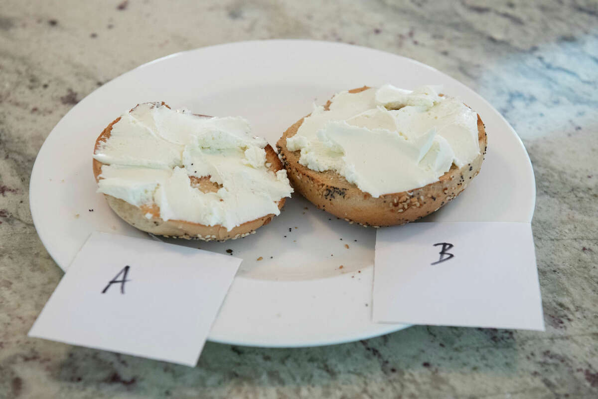 Etiquetado A y B para mantener la prueba de sabor a ciegas lo más precisa posible, Drew se prepara para el primer bocado oficial de bagel.