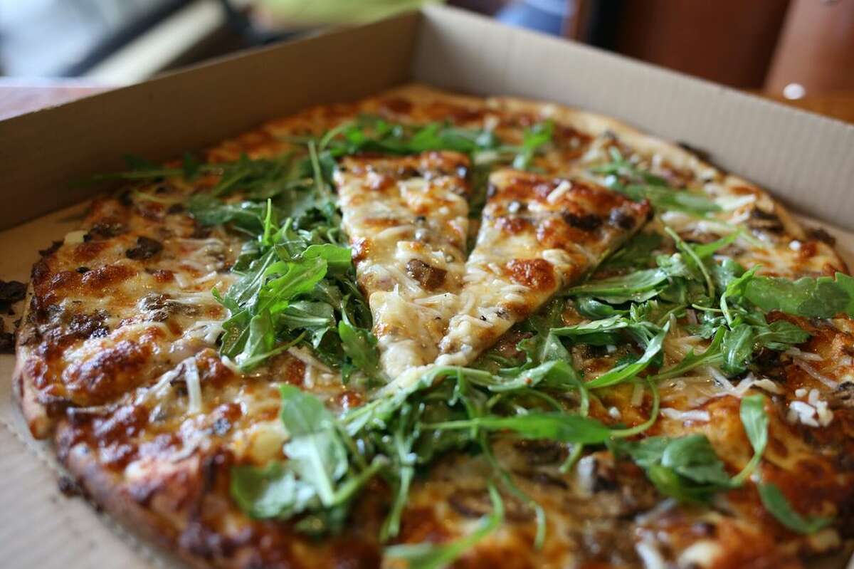 Una pizza de Cheese Board Pizza en 1512 Shattuck Ave. en Berkeley, CA. 