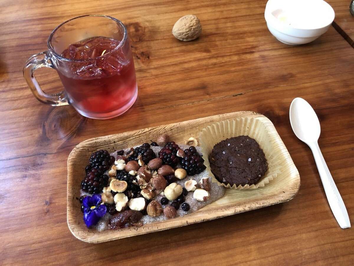 Superalimento indígena de chía y brownie elaborado con harina de avellana local y sal marina servido durante la hora del té en 'ottoy. 