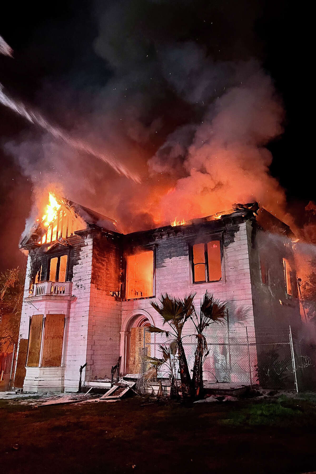 Los bomberos permanecen en la escena de un incendio de dos alarmas en una casa victoriana abandonada de dos pisos en San José el 29 de noviembre de 2022.
