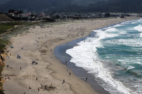 2 rescatados en la playa al sur de San Francisco, 1 muere